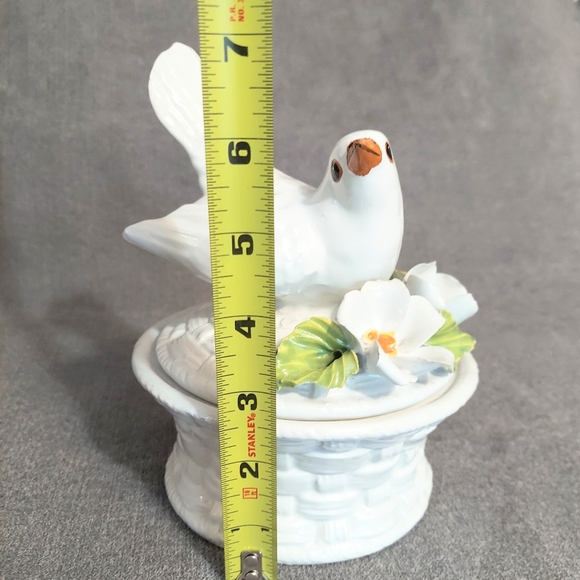Vintage Bassano White Bird Lidded Basket Weave Container Dove Flowers Italy - Picture 9 of 11